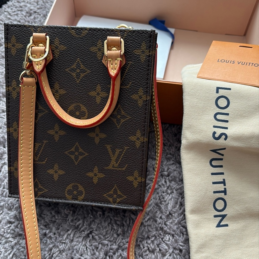 Petit Sac Plat 
100% Authentic 
Poshmark will also authenticate.